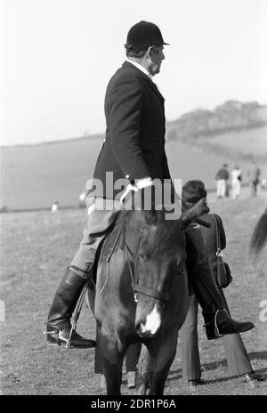 Regno Unito, Inghilterra, Devonshire, Buckfastleigh, 1972. Le gare Point-to-Point si sono svolte a Dean Court sulle paludi Dean, vicino alla A38 tra Plymouth ed Exeter. Un membro della caccia locale cavalcare il suo cavallo. Foto Stock