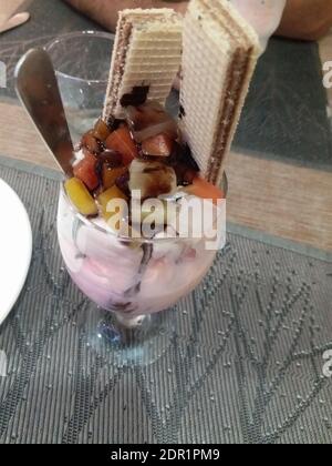 Avere delizioso icecream dal vostro marchio preferito. Foto Stock