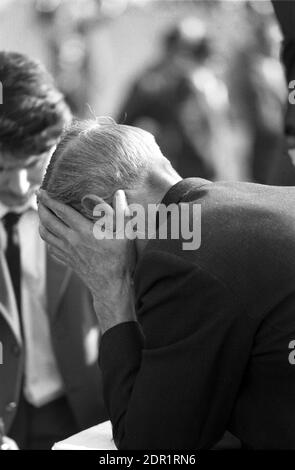 Regno Unito, Inghilterra, Devonshire, Buckfastleigh, 1972. Le gare Point-to-Point si sono svolte a Dean Court sulle paludi Dean, vicino alla A38 tra Plymouth ed Exeter. Spettatore o punter (su una striscia perdente?). Foto Stock