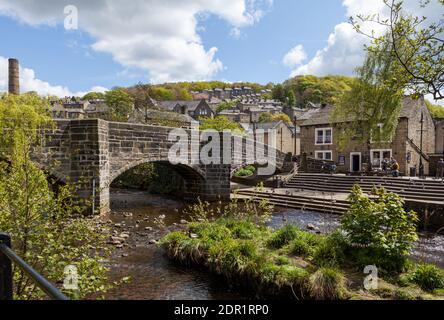 Lo storico vecchio ponte a cavallo sopra l'acqua di Hebden nel ponte di Hebden, West Yorkshire Foto Stock