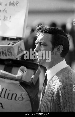 Regno Unito, Inghilterra, Devonshire, Buckfastleigh, 1972. Le gare Point-to-Point si sono svolte a Dean Court sulle paludi Dean, vicino alla A38 tra Plymouth ed Exeter. Uno spettatore. Foto Stock