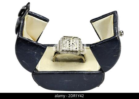anello di tenuta in argento antico in scatola ad anello vintage isolato su sfondo bianco Foto Stock