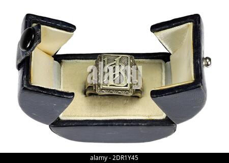 anello di tenuta in argento antico in scatola ad anello vintage isolato su sfondo bianco Foto Stock
