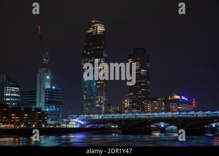 Blackfriars Railway Bridge, One Blackfriars & Southbank Tower a Londra, Inghilterra. Foto Stock