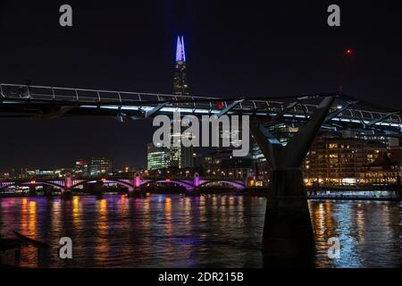 La Shard e Millennium Bridge di notte con Southwark Bridge in background. Foto Stock