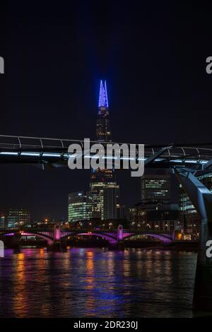 La Shard e Millennium Bridge di notte con Southwark Bridge in background. Foto Stock