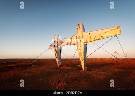 Opere d'arte di due aerei nel Parco delle sculture di Mutonia al circuito di Oodnadatta. Foto Stock