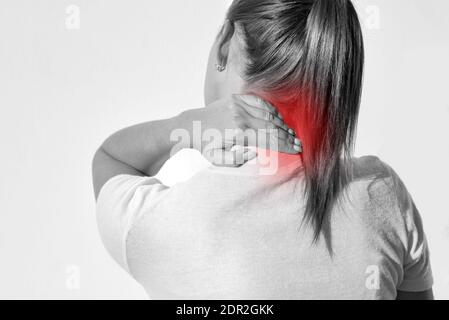 Donna che soffre di dolore al collo o lesioni Foto Stock