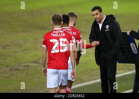 Valerien Ismael, il direttore di Barnsley (r) parla con George Miller (25) Victor Adeboyejo e Luke Thomas di Barnsley prima di mandarli come sostituti. EFL Skybet Championship, Swansea City contro Barnsley al Liberty Stadium di Swansea sabato 19 dicembre 2020. Questa immagine può essere utilizzata solo per scopi editoriali. Solo per uso editoriale, è richiesta una licenza per uso commerciale. Nessun utilizzo nelle scommesse, nei giochi o nelle pubblicazioni di un singolo club/campionato/giocatore. pic di Andrew Orchard/Andrew Orchard sports photography/Alamy Live news Foto Stock