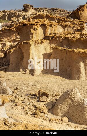 Paesaggio lunare, depositi vulcanici erosi dal vento e dalla pioggia nel barranco de las monjas in un giorno con luci drammatiche a Granadilla, Tenerife, Cana Foto Stock