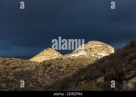 Paesaggio lunare, depositi vulcanici erosi dal vento e dalla pioggia nel barranco de las monjas in un giorno con luci drammatiche a Granadilla, Tenerife, Cana Foto Stock