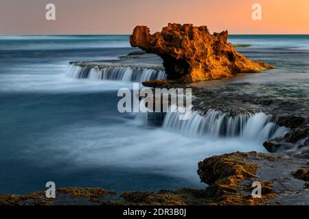 Incredibile Dragon Head Rock in un buon flusso al tramonto. Foto Stock