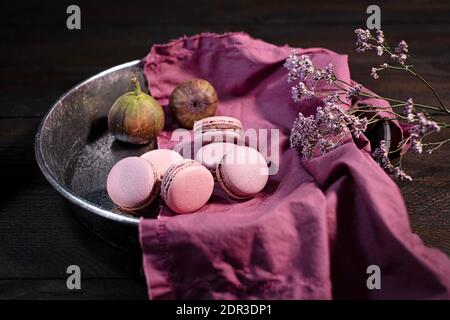 Maccheroni di fico su un vassoio di metallo , fiori sullo sfondo Foto Stock