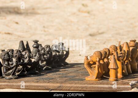 Scacchi fatti a mano in legno africano Foto Stock