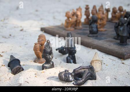 Scacchi fatti a mano in legno africano Foto Stock