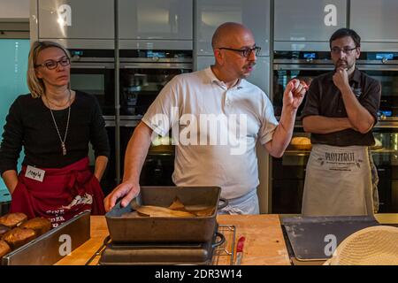 Laboratorio di cottura del pane con Lutz Geisler e Manfred Schellin a Berlino, Germania Foto Stock