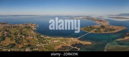 Vista aerea del ponte sull'isola di Vir sopra l'Adriatico Mare in Croazia Foto Stock