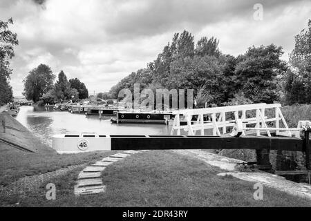 DEVIZES, WILTSHIRE, REGNO UNITO, AGOSTO 25 2020. Caen Hill si blocca sul Kennet e sul canale Avon. Devizes, Inghilterra, Regno Unito, 25 agosto 2020 Foto Stock