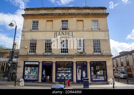 DEVIZES, WILTSHIRE, REGNO UNITO, AGOSTO 25 2020. Handel House, edificio dell'inizio del XIX secolo. Ora una libreria. Devizes, Inghilterra, Regno Unito, 25 agosto 2020 Foto Stock