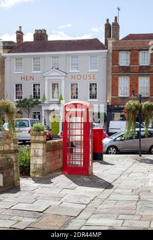 DEVIZES, WILTSHIRE, REGNO UNITO, AGOSTO 25 2020. phonebox rosso tradizionale a Devizes, Inghilterra, Regno Unito, 25 agosto 2020 Foto Stock