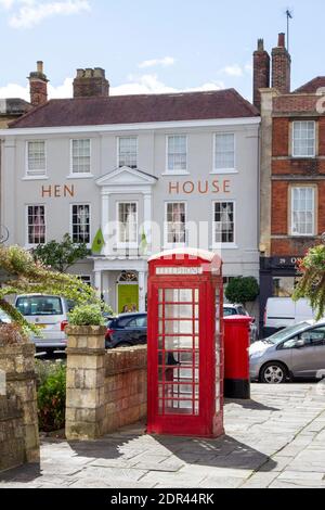 DEVIZES, WILTSHIRE, REGNO UNITO, AGOSTO 25 2020. phonebox rosso tradizionale a Devizes, Inghilterra, Regno Unito, 25 agosto 2020 Foto Stock