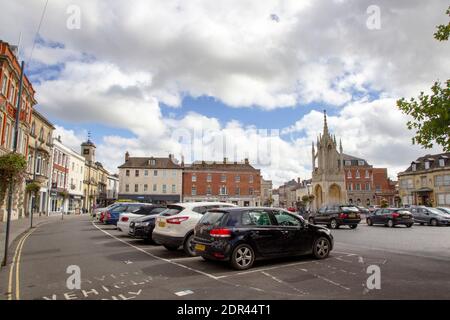 DEVIZES, WILTSHIRE, REGNO UNITO, AGOSTO 25 2020. La piazza del paese con Market Cross errected 1814 e progettato da Benjamin Wyatt. Devizes, Inghilterra, Regno Unito Foto Stock