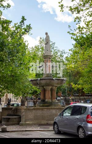 DEVIZES, WILTSHIRE, REGNO UNITO, AGOSTO 25 2020. La piazza della città con la fontana della statua Market Place del MP Thomas Sotheron Estcourt. Devizes, Inghilterra, ONU Foto Stock