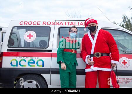 Roma, Italia. 19 dicembre 2020. (12/19/2020) alcuni volontari della Croce Rossa Italiana portano i doni alle famiglie povere del comune 5 di Roma (Foto di Matteo Nardone/Pacific Press/Sipa USA) Credit: Sipa USA/Alamy Live News Foto Stock