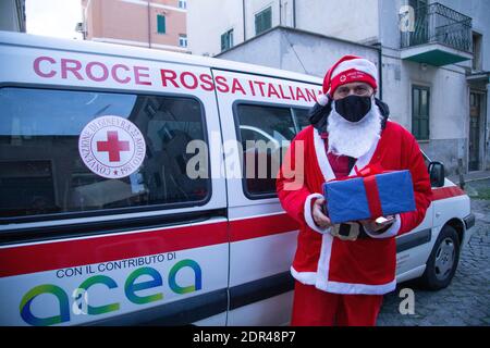 Roma, Italia. 19 dicembre 2020. (12/19/2020) un volontario della Croce Rossa Italiana vestito da Babbo Natale porta doni alle famiglie povere a Municipio 5 a Roma (Foto di Matteo Nardone/Pacific Press/Sipa USA) Credit: Sipa USA/Alamy Live News Foto Stock