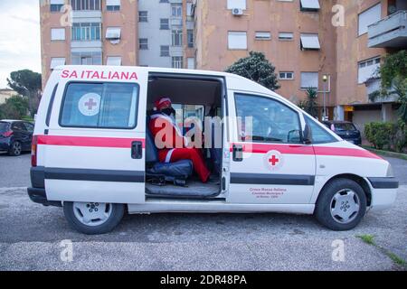 Roma, Italia. 19 dicembre 2020. (12/19/2020) un volontario della Croce Rossa Italiana vestito da Babbo Natale porta doni alle famiglie povere a Municipio 5 a Roma (Foto di Matteo Nardone/Pacific Press/Sipa USA) Credit: Sipa USA/Alamy Live News Foto Stock