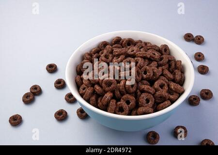 Anelli di mais al cioccolato isolati su sfondo bianco Foto Stock