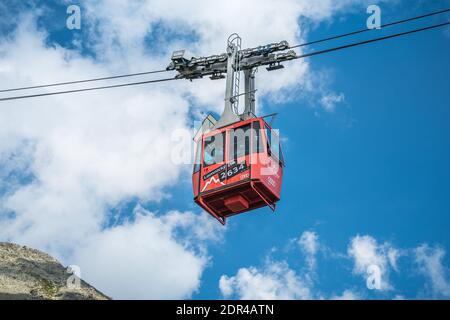 TATRANSKA LOMNICA, SLOVACCHIA, 2020 AGOSTO - cabina rossa di funivia da Skalnate pleso al picco Lomnicky Stit in alta Tatra montagne Foto Stock