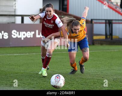 Lisa Evans di Arsenal (a sinistra) e Lucy Graham di Everton combattono per la palla durante la partita di Super League delle Femminile al Meadow Park, Londra. Foto Stock