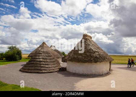 STONEHENGE, WILTSHIRE, REGNO UNITO, AGOSTO 24 2020. Ricostruzione di capanne eventualmente utilizzato da poeple costruzione Stonehenge un monumento preistorico nel Wiltshire, Eng Foto Stock