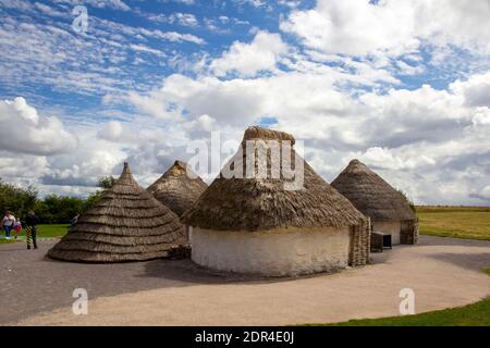 STONEHENGE, WILTSHIRE, REGNO UNITO, AGOSTO 24 2020. Ricostruzione di capanne eventualmente utilizzato da poeple costruzione Stonehenge un monumento preistorico nel Wiltshire, Eng Foto Stock