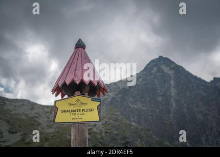 TATRANSKA LOMNICA, SLOVACCHIA, 2020 AGOSTO - Skalnate pleso segno su palo di legno con tetto in Slovacchia. Si tratta di un lago situato nelle montagne degli alti Tatra Foto Stock