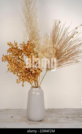 Composizione di erba di pampas con decorazione di rametto dorato