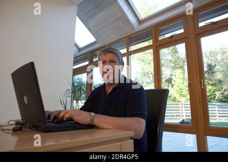 Glenn Meade autore irlandese a casa, Dublino, Irlanda Foto Stock