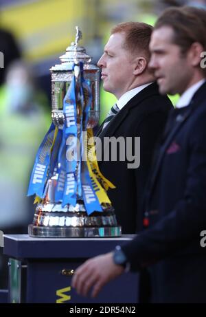 Il manager dei cuori Robbie Neilson (a destra) e il manager celtico Neil Lennon escono per la partita, durante la finale della Coppa di Scozia a Hampden Park, Glasgow. Foto Stock