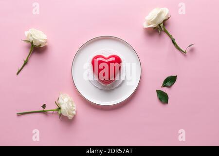 Piatto Lay San Valentino concetto con cuore rosso torta e. fiori di rosa Foto Stock