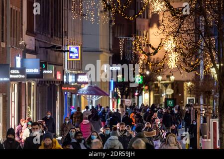 Adventswochenende in der Düsseldorfer Altstadt nach dem Lockdown in der Corona Krise – Fußgängerzone flinger Straße Foto Stock
