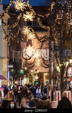 Adventswochenende in der Düsseldorfer Altstadt nach dem Lockdown in der Corona Krise – Fußgängerzone flinger Straße Foto Stock