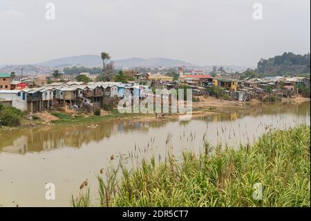 Fiume Ikopa con case lungo il fiume, Mandroseza, Antananarivo, Madagascar Foto Stock