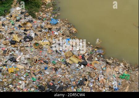 Rifiuti di plastica lungo il fiume Ikopa, Mandroseza, Antananarivo, Madagascar Foto Stock