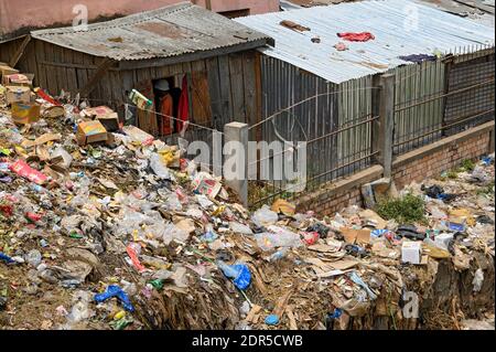 Rifiuti di plastica lungo il fiume Ikopa, Mandroseza, Antananarivo, Madagascar Foto Stock