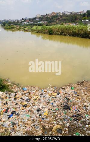 Rifiuti di plastica lungo il fiume Ikopa, Mandroseza, Antananarivo, Madagascar Foto Stock