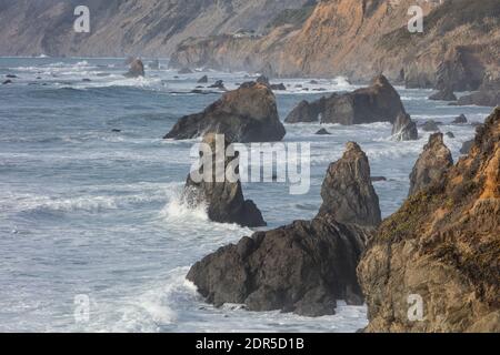 Le fredde acque ricche di nutrienti dell'Oceano Pacifico si battono contro la costa rocciosa e incredibilmente panoramica della California settentrionale a Mendocino. Foto Stock