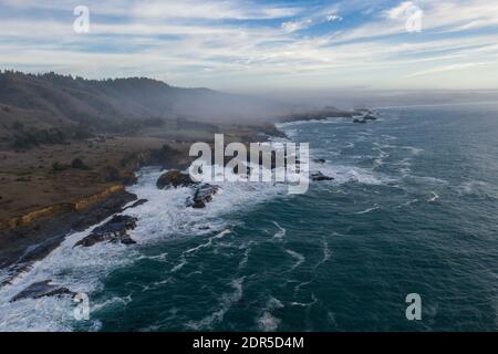 Le fredde acque ricche di nutrienti dell'Oceano Pacifico si battono contro la costa rocciosa e incredibilmente panoramica della California settentrionale a Mendocino. Foto Stock