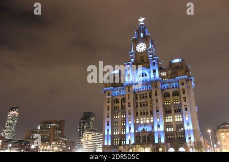 Liver Building di notte, Pier Head, Liverpool, Regno Unito Foto Stock