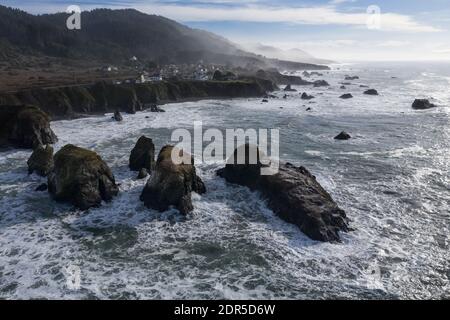 Le fredde acque ricche di nutrienti dell'Oceano Pacifico si battono contro la costa rocciosa e incredibilmente panoramica della California settentrionale a Mendocino. Foto Stock